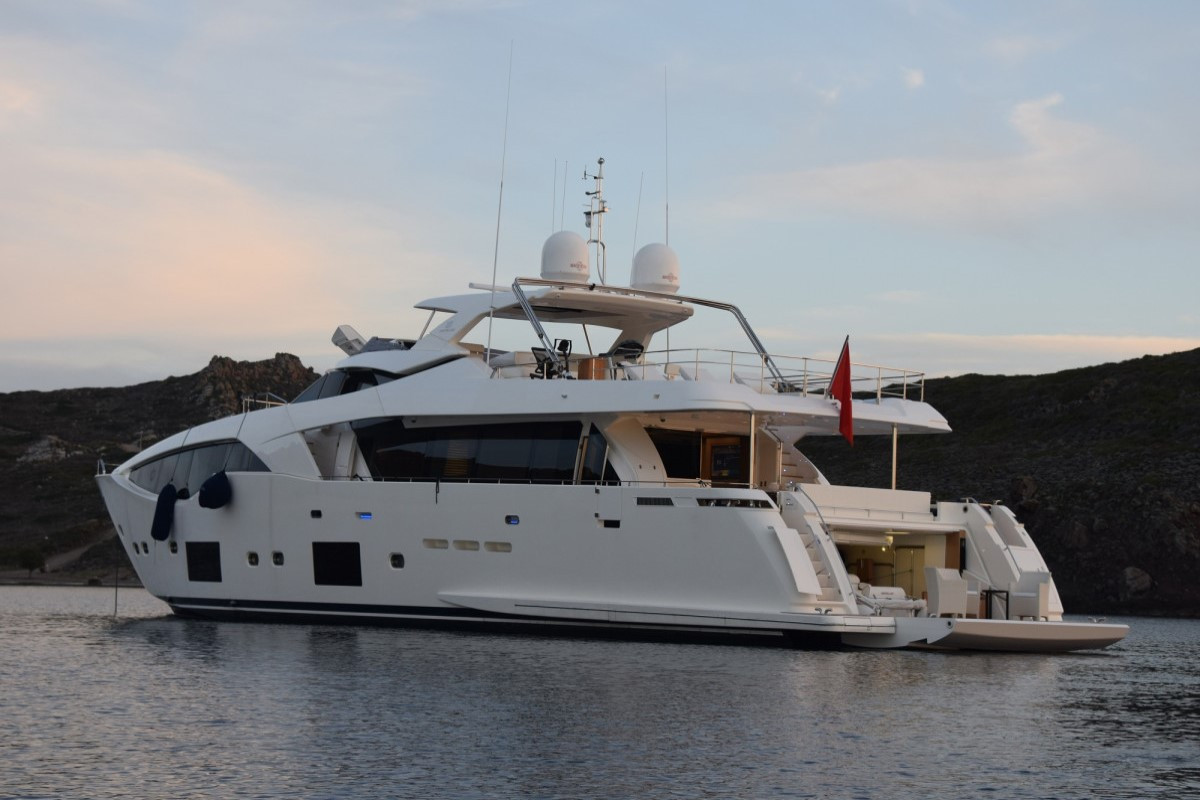 FERRETTI CUSTOM LINE 108 2016