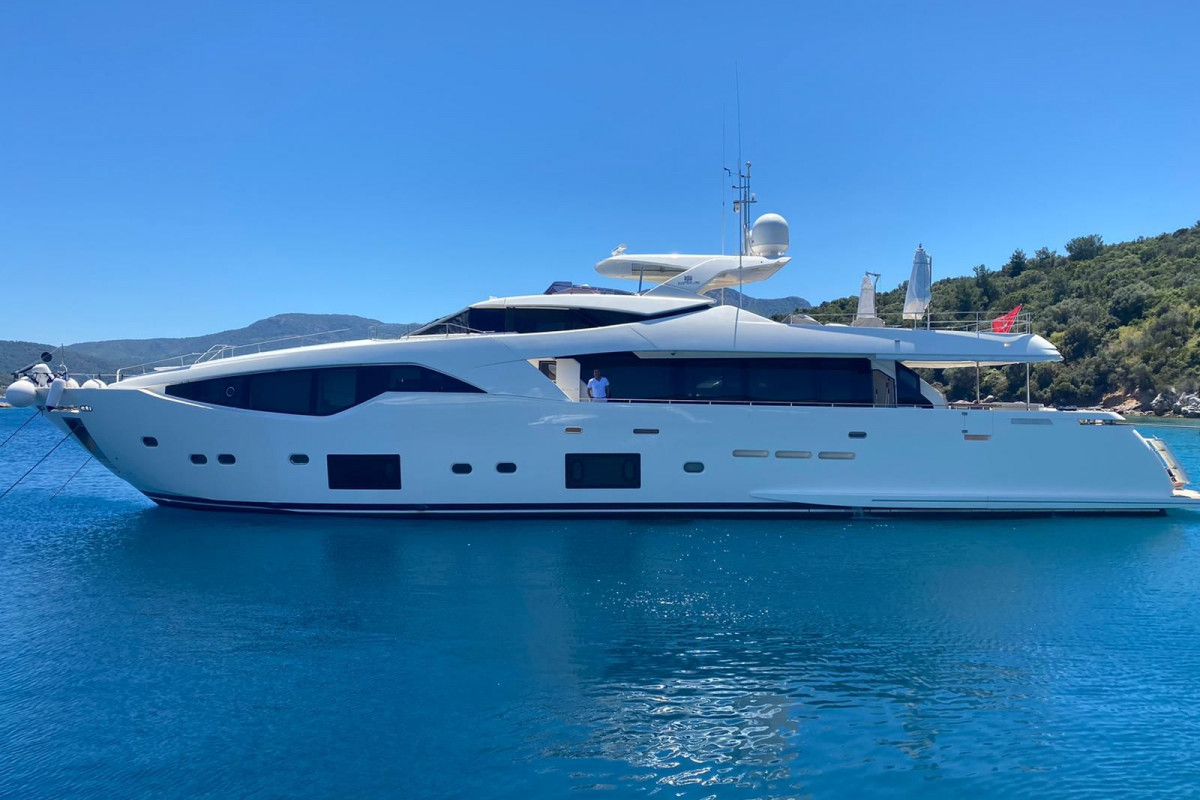 FERRETTI CUSTOM LINE 108 2016
